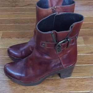 Size 8.5 Stuart Weitzman Boots